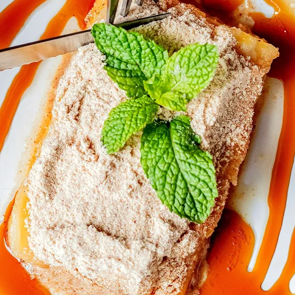 Sobremesa com farofa doce, hortelã e calda servida no Salatta