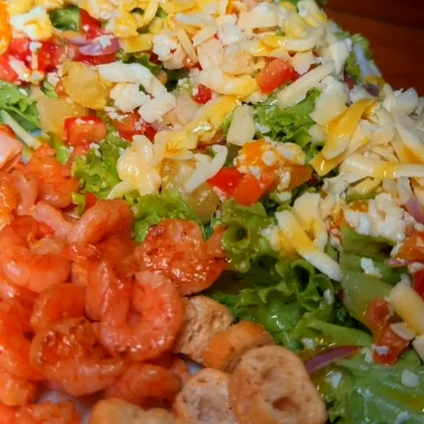 Salada com camarões, queijo e croutons do Salatta