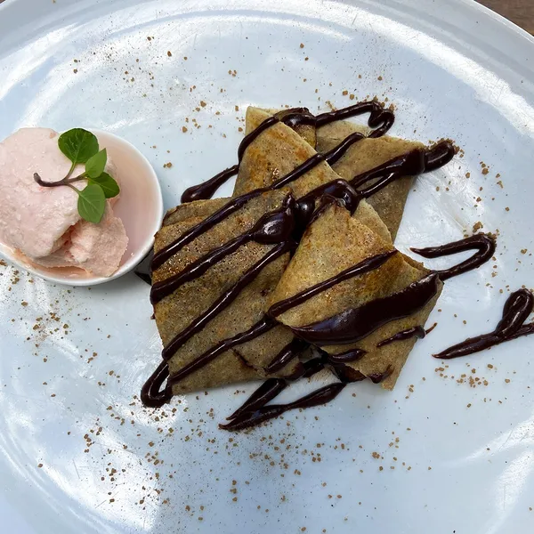 Crepe doce com calda de chocolate e sorvete do Salatta