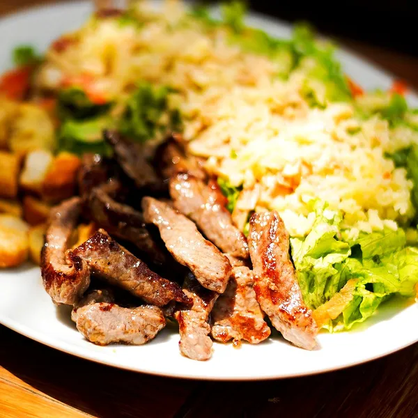 Salada completa com tiras de carne e queijo do Salatta